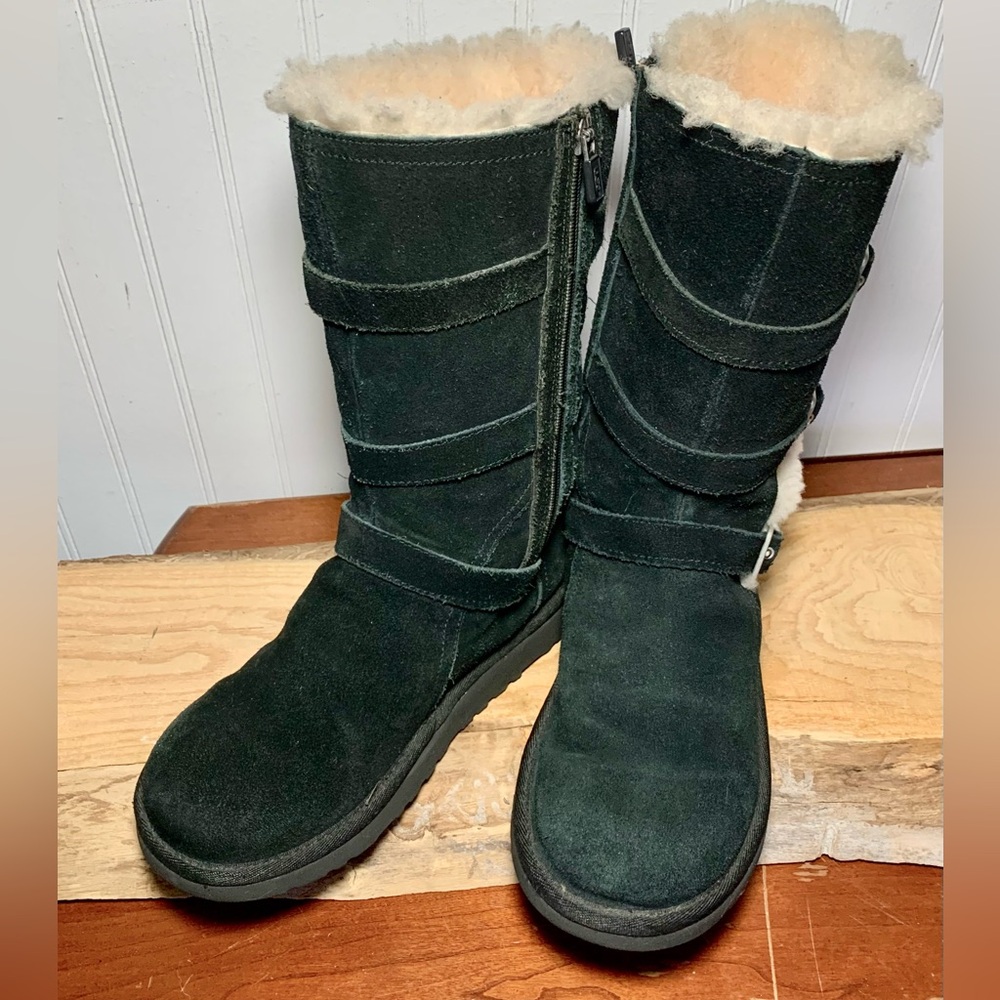 UGG Maddi II Kids Sheepskin boots - size 4